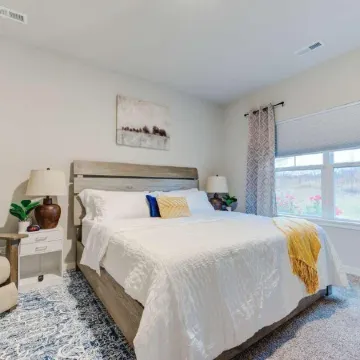 New Spacious 4-bedroom house in charming Ankeny with WiFi, AC-Prime Location