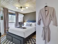 Hydrotherapy Jacuzzi-Sauna -Sauna • Hydro Hot Tub, Romantic Cabin