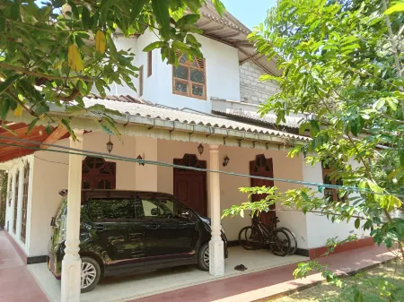 Charming 2-Bed Apartment in Weligama Отели рядом с достопримечательностью «Resthouse Handiya Bo Tree»