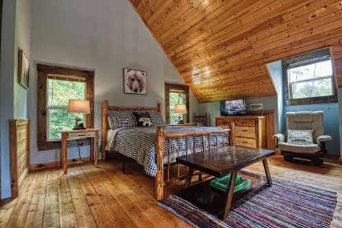 Ladybug Lodge - Hot Tub, Fire Pit, Pool Table