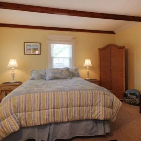 HyannisPort Seaside Cottage, Steps from the Sand !