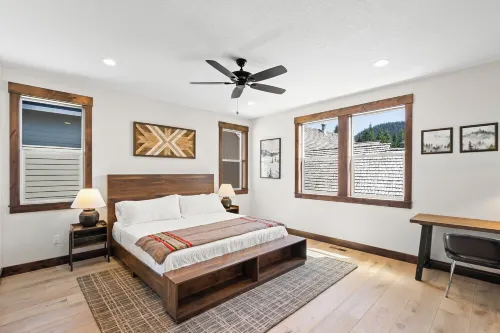 Downtown Govy Lodge, 4 bedroom with Hot Tub, AC, WiFi and Game Room! Hotels in Government Camp