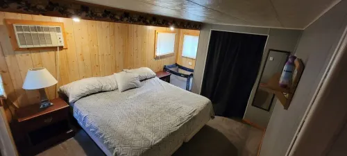 Cozy 2-bedroom Cottage - Trail access to Loon Lake