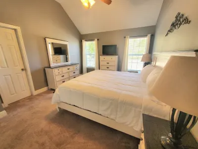 Book in Biloxi/Ocean Springs for summer/fall! Spacious house for work / vacaton!