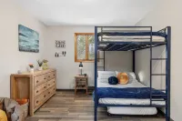 Charming 2-Bedroom Cottage with Game-Room and WiFi in Bolton Landing/Lake George