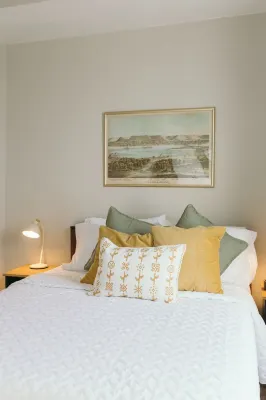Charming 1-bedroom house in delightful Winona with WiFi, AC and PRIVATE PATIO Hotels in der Nähe von Watkins Museum and Store
