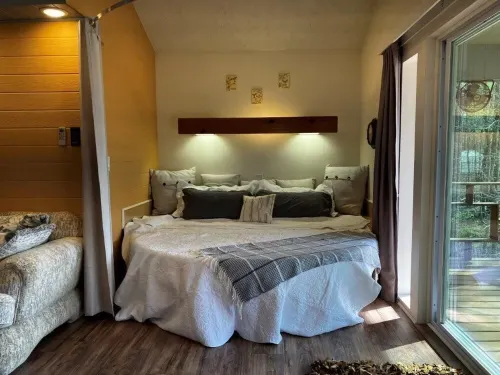 Cozy Cabin on Lake, relax and recharge. Enjoy boating, fishing and swimming.