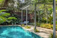 Stylish 2BR w Pool Near Candolim and Coco Beach Hotels in Reis Magos