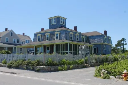 Large Oceanfront Home in Exclusive Brant Rock Section of Marshfield - Sleeps 10 Отели в г. Маршфилд