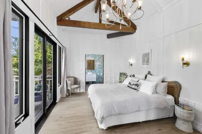 Luxury villa - a stones throw from the lake
