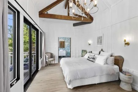 Luxury villa - a stones throw from the lake Отели рядом с достопримечательностью «Конвент Дейлсфорд»