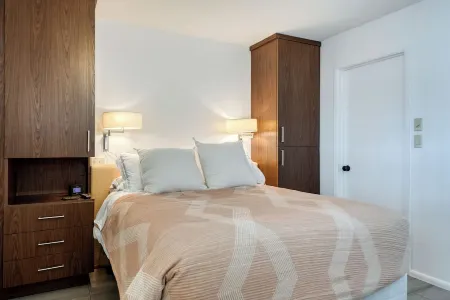 Mid-Century Oasis w/ Private Pool & Mountain Views Отели рядом с достопримечательностью «Обсерватория Ранчо Мираж Лайбрари &»