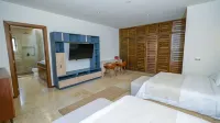 Luxurious Villa - 16 guests - 15 mins downtown and beach.