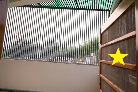 10 minutes from Ram Mandir! Family-sized home with Parking and Garden.