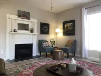 Artistic Retreat - Walk Downtown, Sparkling Clean!