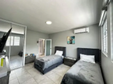 3Bd Pedro Campos, 4 Mins to Beach, Parking & Patio! with Backup Generator!