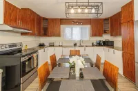 Spacious & Quiet 3 BDR Apt /15 mins to DT &Parking