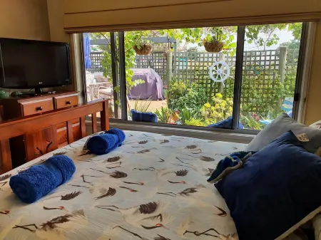 Little Port Cottage - Enjoy a bush setting and  a beach around the corner