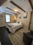 The Guides House • Cozy Main St Stay with Porch Views