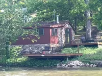 Cozy rustic lakefront cabin with AC and WiFi in charming Camdenton