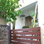 Charmant is centrally located, close to uni