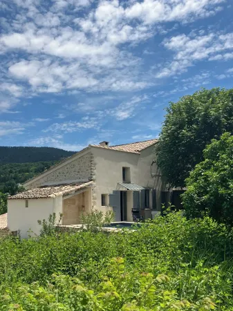 Provencal farmhouse with pool at the foot of Mont-Ventoux Отели в г. Малосен