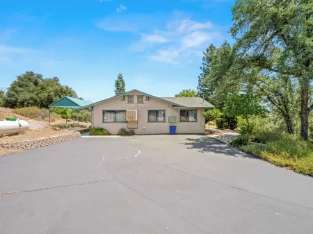 Ahwahneechee Lodge with Game Room, BBQ, Fire Pit
