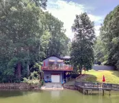 Romantic Lake Cottage Retreat ..<br>Perfect for 2<br> Hotels in Lake Norman of Catawba