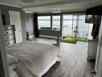 Martha’s Retreat-Amazing Lake Views with Hot Tub