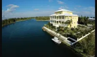 Luxury 2/2 Sleeps 6. Grand Bahama Condo w/ POOL, Boat Dock plus close to BEACH!