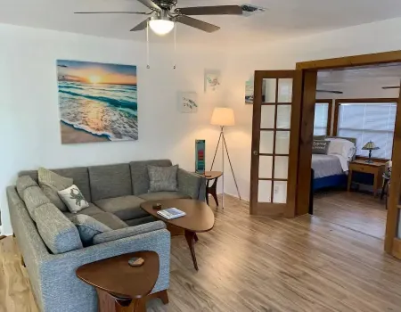 2/1 Coastal Town Oasis ~ Minutes to the Beach Отели в г. Лантана