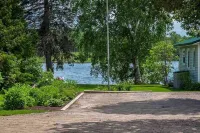 Gorgeous Freshly Remodeled Resort Home Steps From Lake