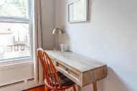 East Rock Gem: 5 min to Yale, King Bed, Fast WiFi & Parking