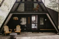 Step Back in Time: Cozy Lakeside Retreat Vintage A-Frame Cabin on Horseshoe Lake
