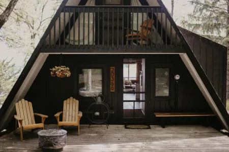 Step Back in Time: Cozy Lakeside Retreat Vintage A-Frame Cabin on Horseshoe Lake