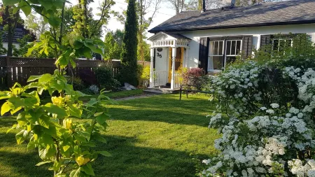 Luxury 1835 Cottage. Free Parking.Right in historic centre and near Shaw Theatre Отели рядом с достопримечательностью «Флорал Клок»