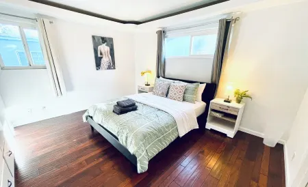 Cozy 4 bedroom in Fremont with free Parking & WiFI & Great location Отели в г. Фремонт
