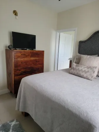 Stacey's HideawayCozy, comfy beach home-30 minutes from MBJ Airport Отели в г. Лусеа