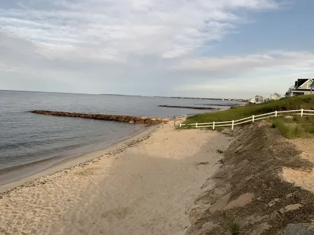 Cozy Cape Steps from 2 Beaches + Private Beach Deeded Access Отели рядом с достопримечательностью «Парк Си Вью»