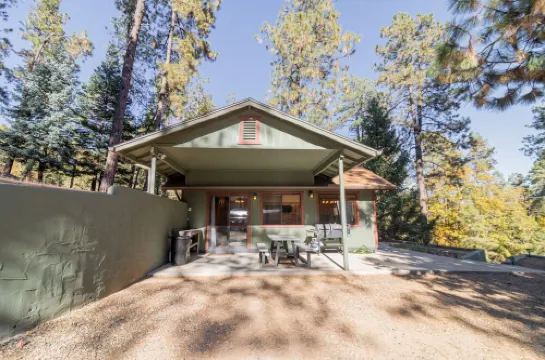 Cozy Pines Hideaway- BBQ, Fire-Pit, Zip-Line, and Fireplace