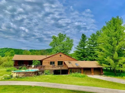 Village Creek Lodge w/ Hot Tub, Pool, & Fishing Pond