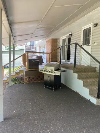 Peaceful/Spacious Downtown home Branson near Lake Taneycomo w/great amenities Отели рядом с достопримечательностью «The SKY Deck at Parakeet Pete's Waterfront Zipline»