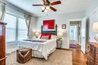 Cultural district bungalow steps from Dickies arena Hotels in Fort Worth Cultural District