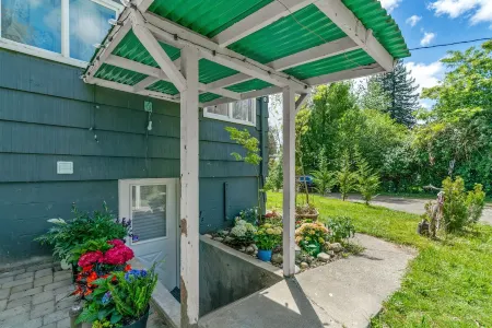 Gorgeous basement apt. w/chef kitchen, SPA bath, movie theater, hot tub & sauna