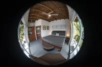 Jungle, waterfall, sea view, 5 minutes from beach, lap pool & gym. Bird watching 住宿飯店