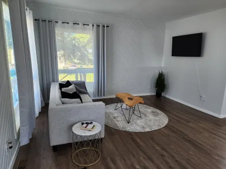 Newly renovated home in the heart of Cochrane close to lake and downtown Отели в г. Кокран