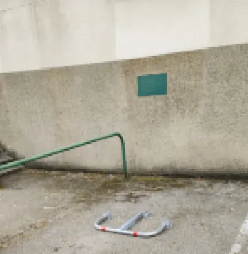 Superb renovated air-conditioned apartment with private parking space 格埃酒店