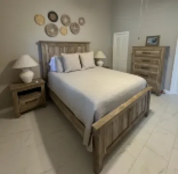 Gorgeous Updated 2 Bedroom, 2 Bath Pelican Cove Condo. فنادق في 