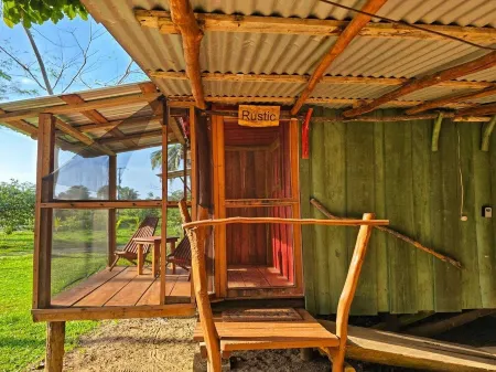 Welcoming 1-bedroom rustic cottage in Hopkins Village