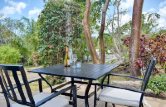 Petite Hillside Cottage on Private Estate w/Pool 戈韋諾港酒店